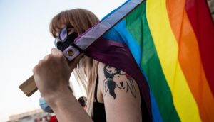 „Szacunek nie oznacza bezkrytycznej akceptacji”. Biskupi przedstawili stanowisko w kwestii LGBT+