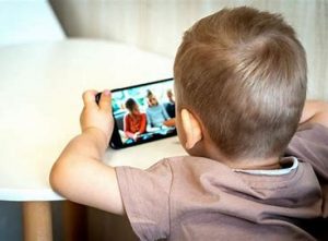 Polska w światowej czołówce jeżeli chodzi o dawanie smartfonów małym dzieciom