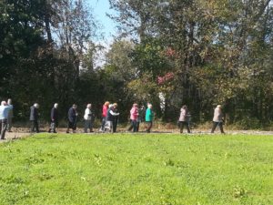 Finał prac przy rekultywacji terenu obok domu parafialnego