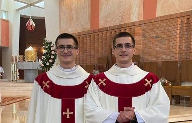 Bliźniacy i jedyni synowie zostali kapłanami