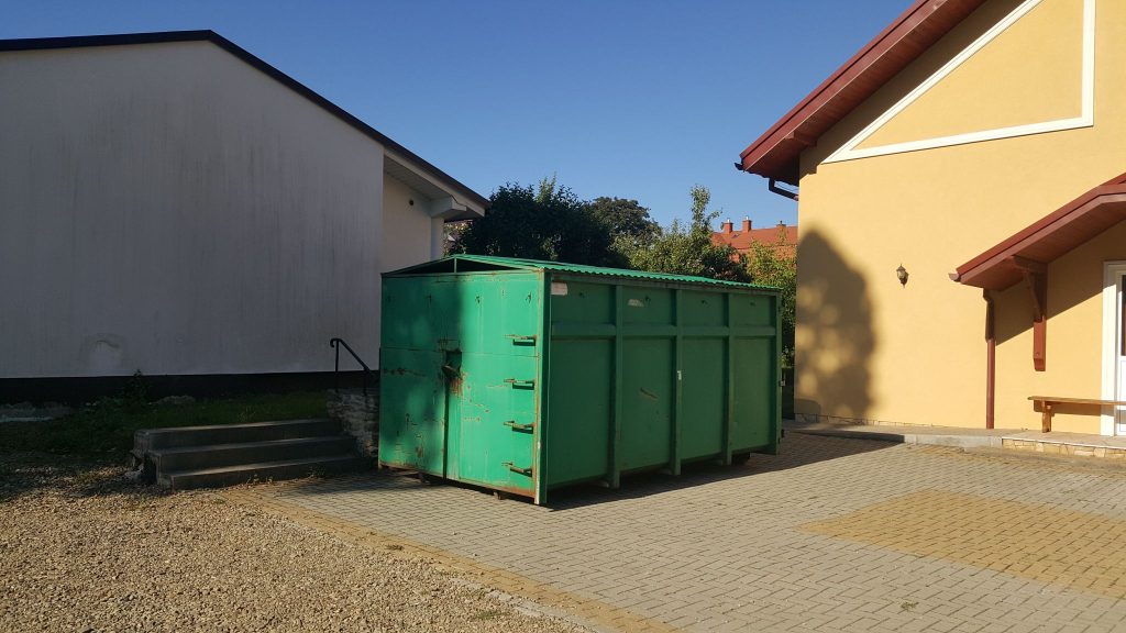 Zbiórka makulatury na studnie w Afryce