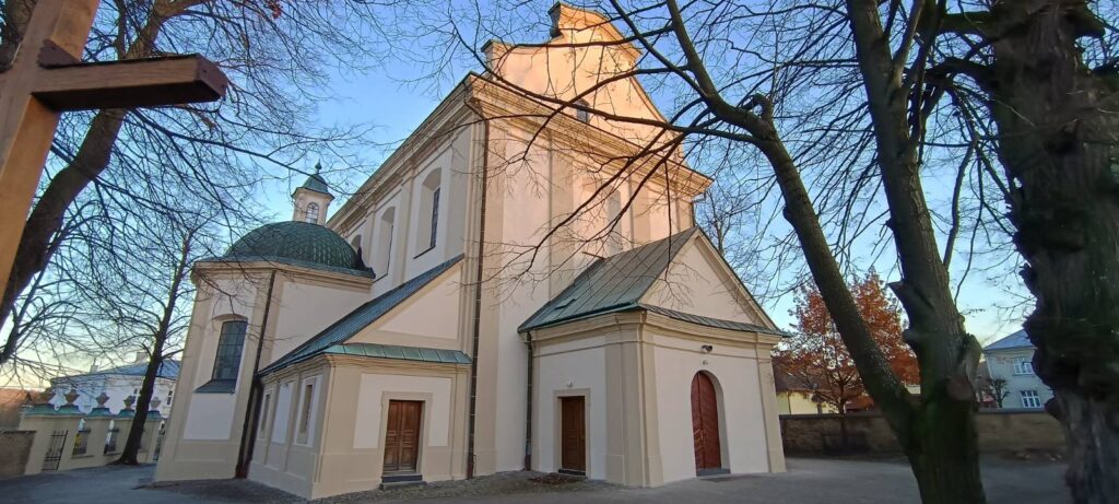 Zakończenie prac przy elewacji kościoła, dzwonnicy i ogrodzenia